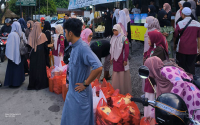 MAN Balikpapan Gelar Aksi Bagi Takjil di Kampus 2 KM 8.5