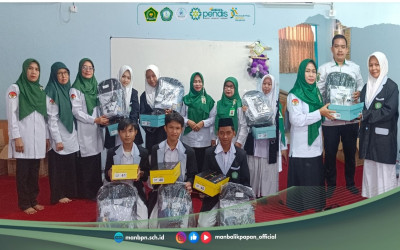 Awali Semester Baru, Siswa Kelas X MAN Balikpapan Terima Seragam Gratis